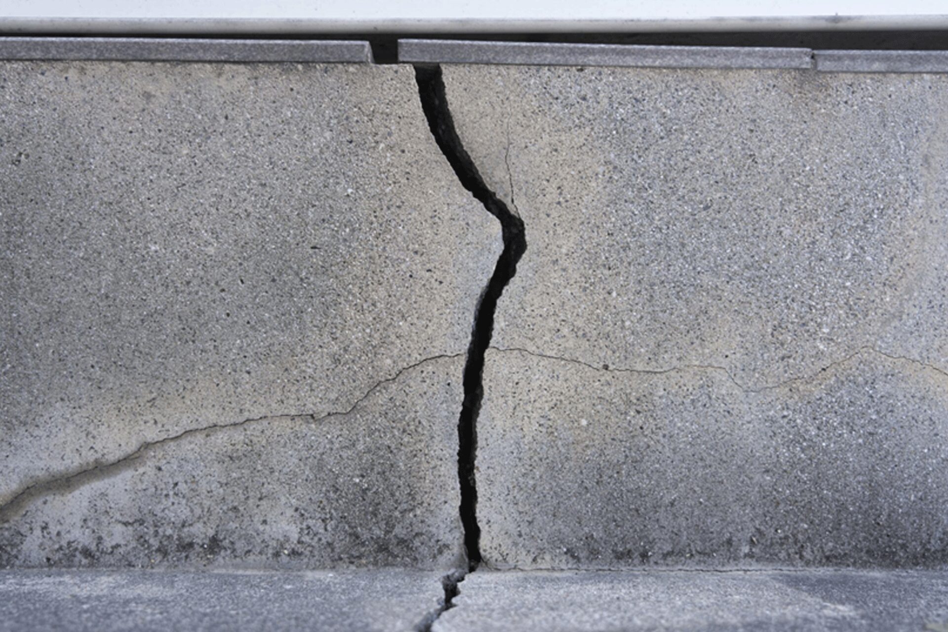 劣化したコンクリートの補修・補強方法を解説！主な原因についても